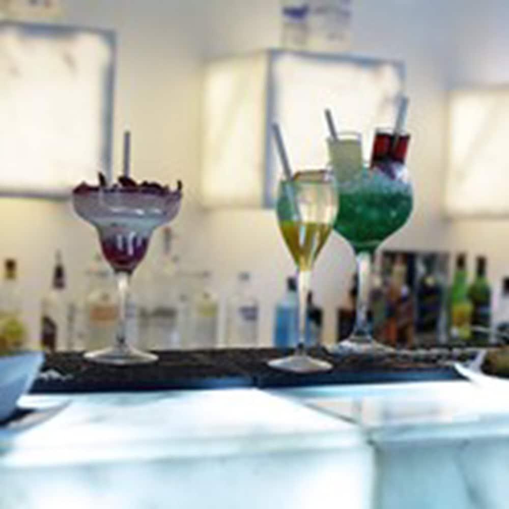 Cesar Resort & Spa Marrakesh Exterior photo A martini (left) and a cosmopolitan (right)